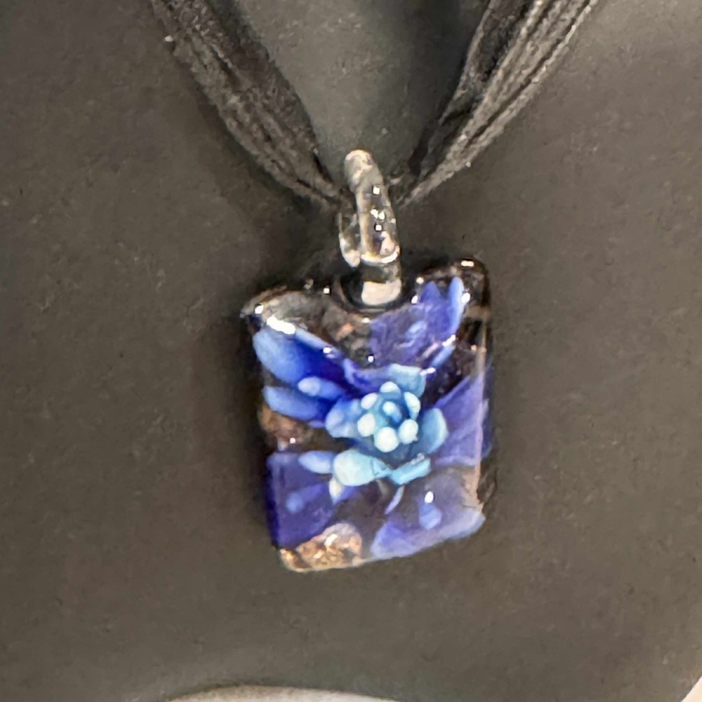 Ribbon necklace with floral glass pendant & comes with extra pendant - Picture 2 of 7